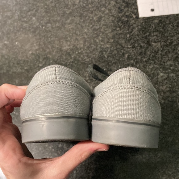 Gray Nike SB Boys Canvas Shoes EUC - Picture 5 of 6